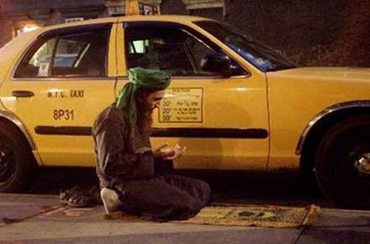 muslim-praying-beside-his-taxi